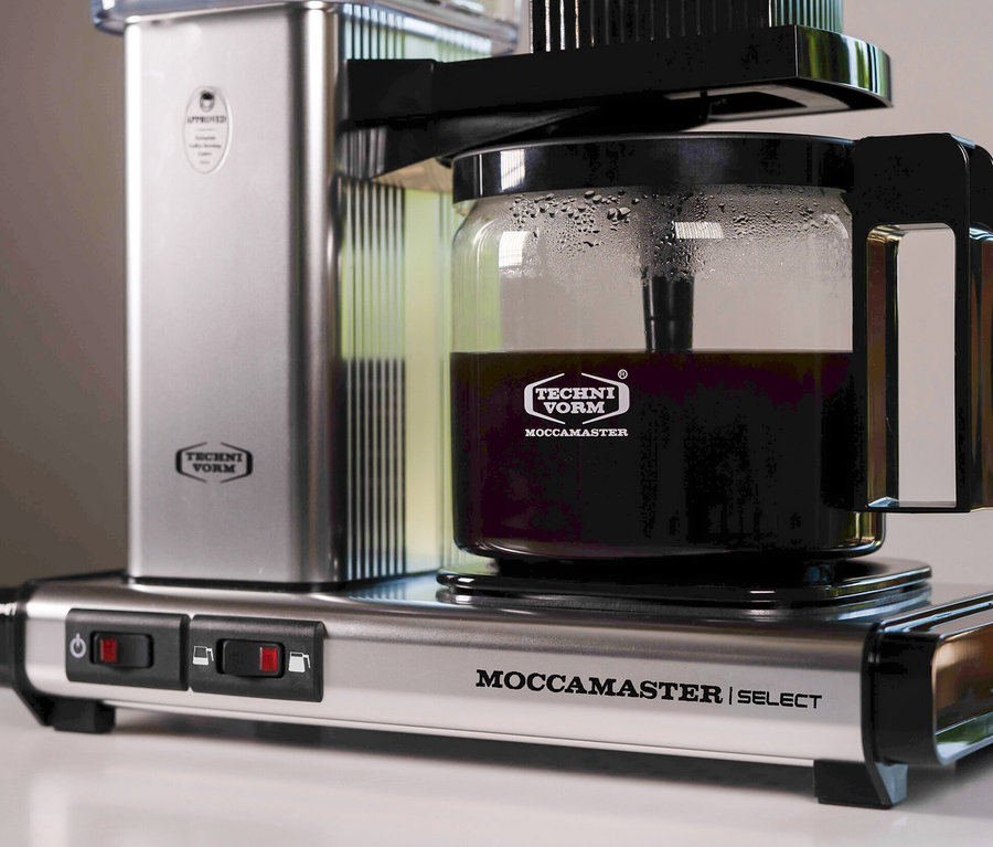 Detailaufnahme einer silbernen Moccamaster KBG Select Filterkaffeemaschine.