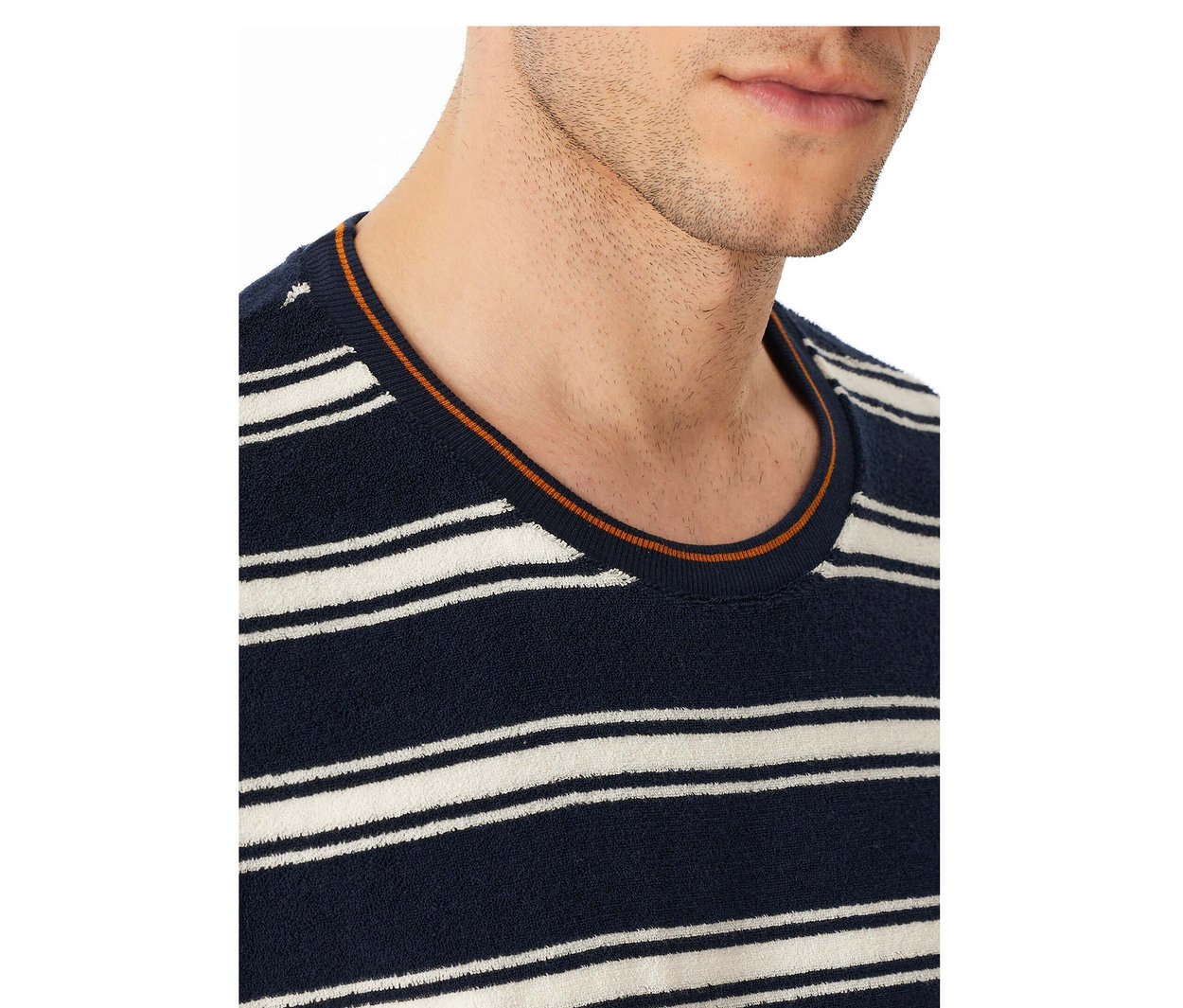Nahaufnahme eines Mannes in einem marineblau-weiß gestreiften SCHIESSER Frottee-Pyjama-Oberteil mit orangefarbenem Kragenrand.
