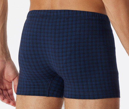 Mann von hinten trägt SCHIESSER Shorts, kariert.