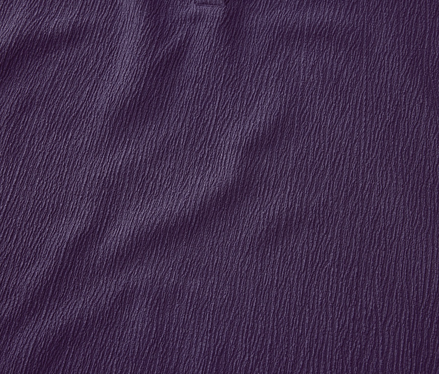 Detailaufnahme einer strukturierten Kurzarmbluse in Lila.