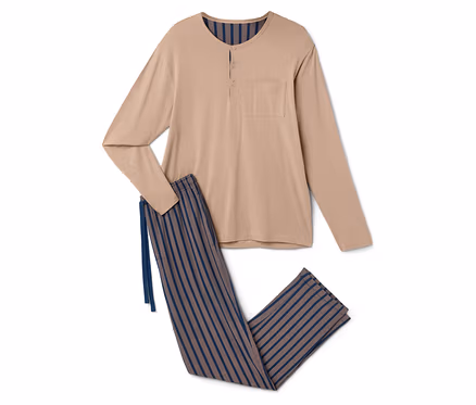 Beiger Schlafanzug mit langen Ärmeln und Brusttasche, dazu eine blau gestreifte Hose mit Kordelzug.