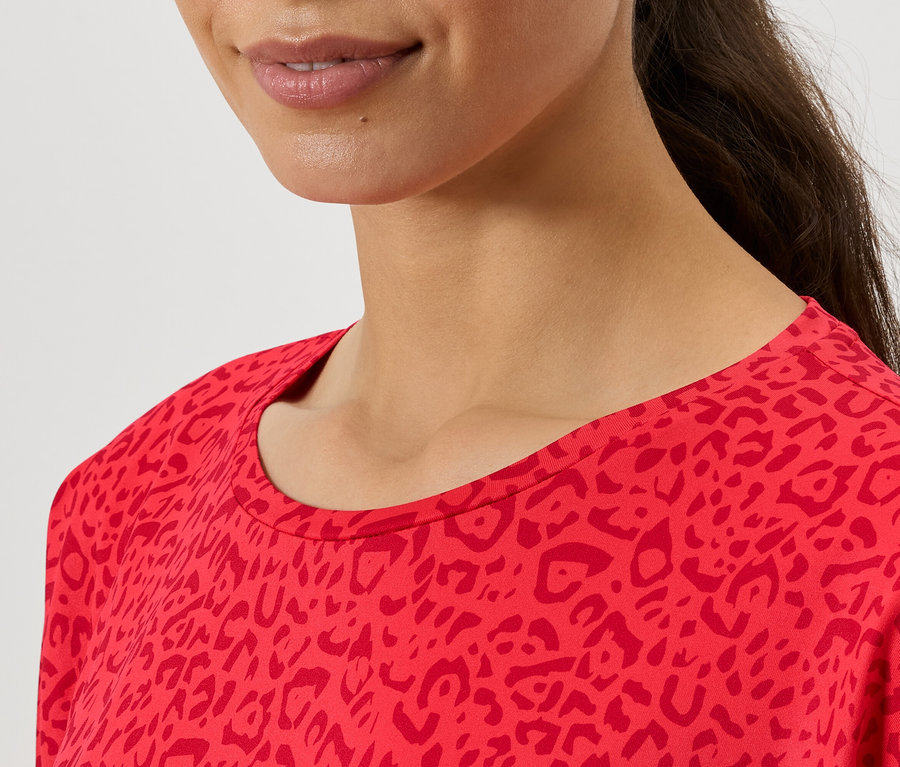 Detailaufnahme eines roten Damenoberteils mit Muster.