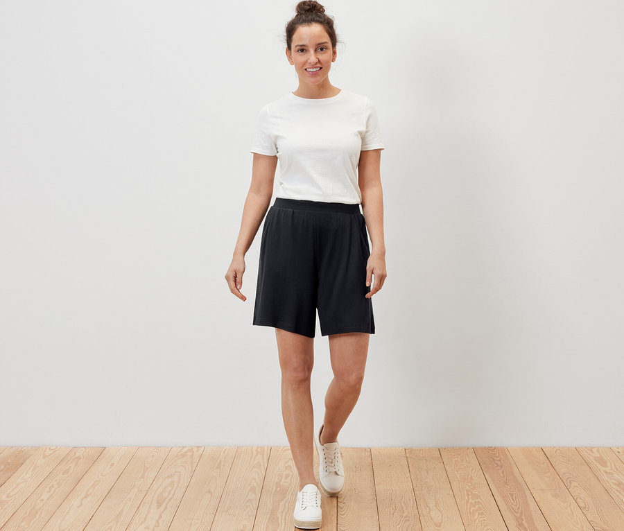 Frau trägt schwarze Jerseyshorts.