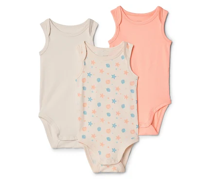 Drei ärmellose Babybodys in Beige, mit Seesternen und Muscheln bedruckt und in Lachsfarbe liegen nebeneinander.