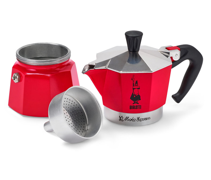 Ein roter Espressokocher von Bialetti steht neben seinen unmontierten Teilen auf einem weißen Hintergrund.