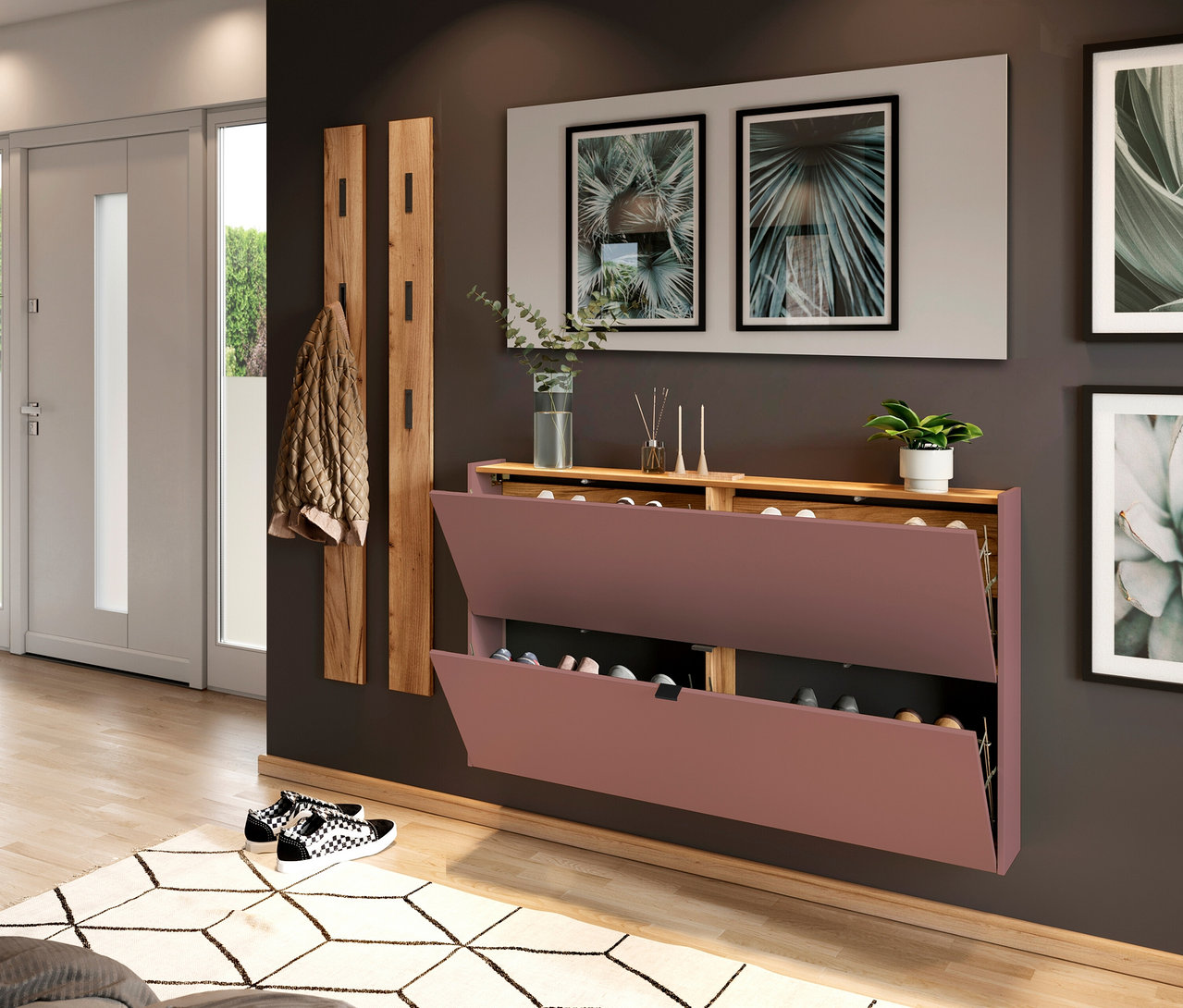 Offener Schuhschrank mit zwei Fächern an dunkler Wand. An der Wand hängen auch Bilder und eine Garderobe.