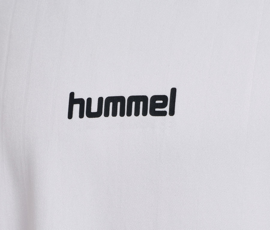 Nahaufnahme eines weißen Hemdes mit dem schwarzen "hummel"-Logo.