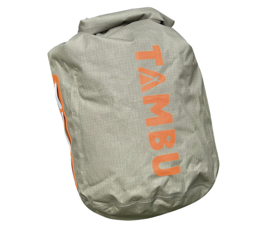Der beige Tambu Wasserdichter Packsack »JOLA 80« ist auf dem Foto zu sehen.