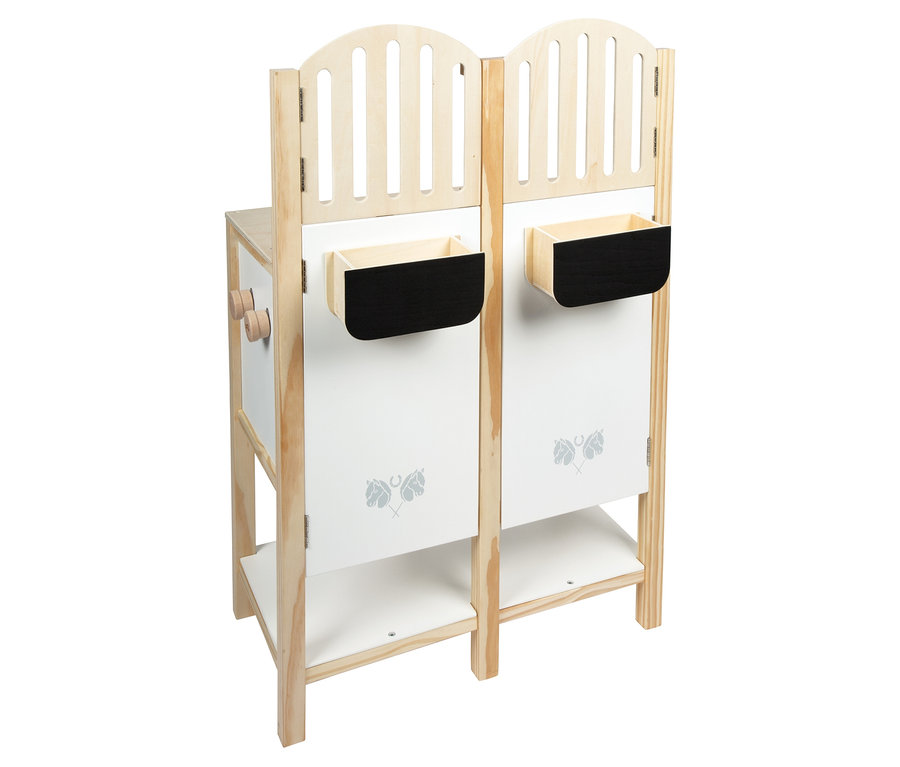 Der small foot Hobby-Horse-Pferdestall aus Holz hat zwei Boxen mit Ablageflächen und schwarzen Behältern.