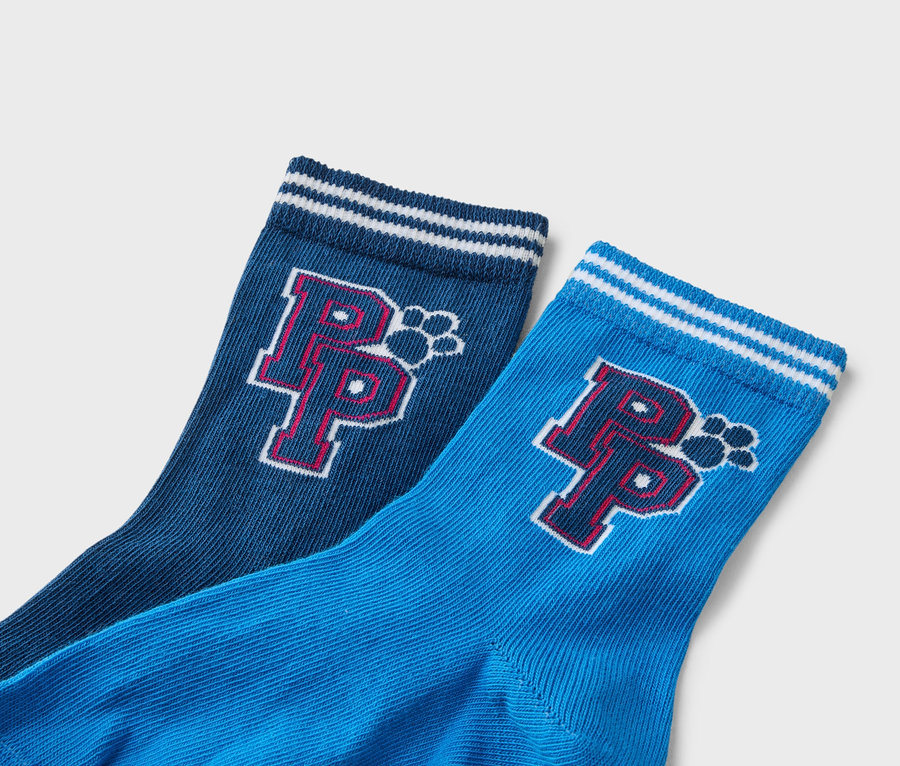 Nahaufnahme von zwei Socken: eine marineblaue und eine blaue, beide mit einem weißen Streifenmuster oben und einem roten "P"-Logo mit einem Tatzenabdruck.