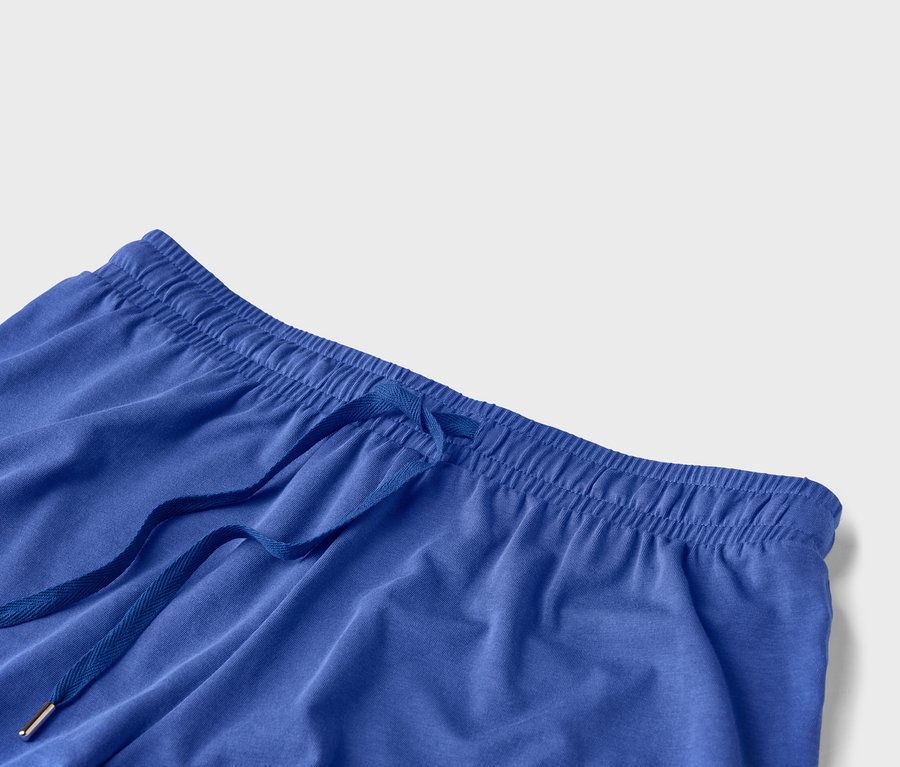 Nahaufnahme der Taille einer blauen Hose mit Kordelzug.