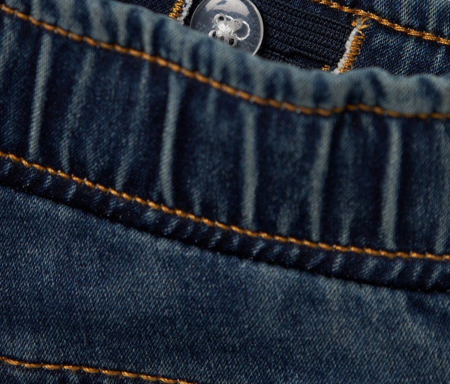 Nahaufnahme von verstellbaren Jeans mit Knopf und elastischem Bund.