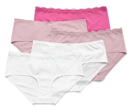 Fünf Baumwollslips in Weiß, Rosa und Pink liegen übereinander.