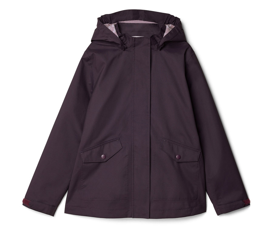 Lila Regenjacke mit Kapuze, durchgehender Knopfleiste, zwei Taschen mit Knöpfen und roten Bündchen.