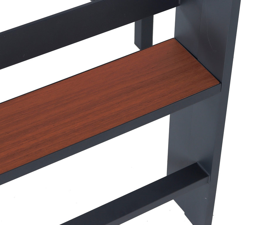 Detailansicht eines Leco Bartischs mit 4 Hockern, der eine braune Holzplatte und ein schwarzes Metallgestell zeigt.