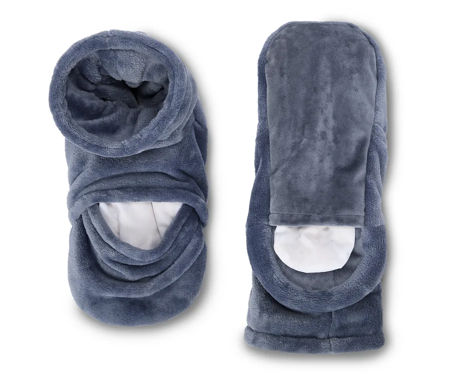 Zwei graue Fußwärmer aus Fleece, einer mit offener Oberseite und einer mit geschlossener Oberseite, beide mit weißem Innenfutter.
