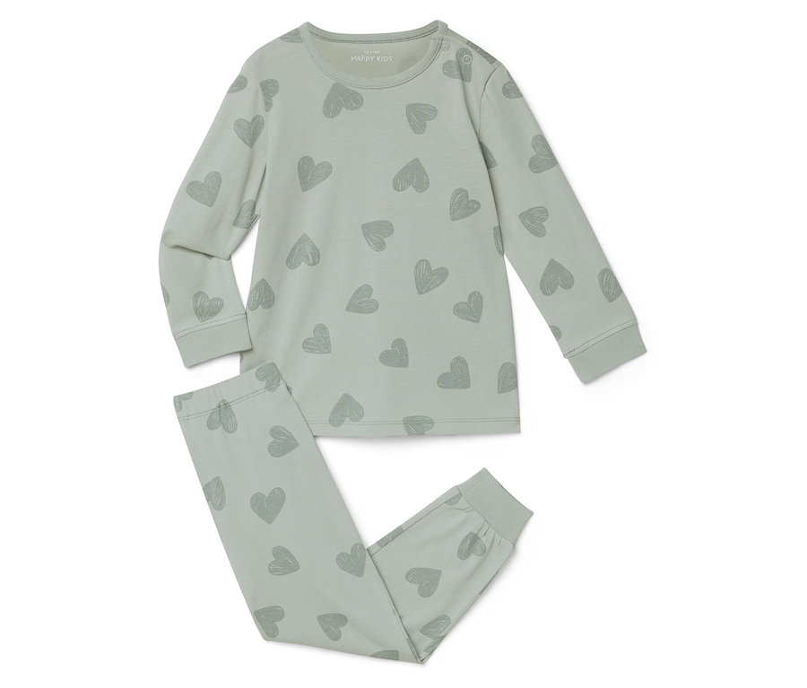Ein hellgrüner Pyjama mit einem Herzmuster liegt auf einem weißen Hintergrund.
