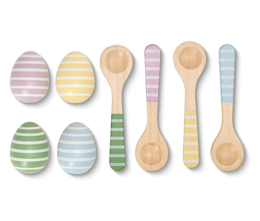 Nahaufnahme von gestreiften Ostereiern und farblich passenden Holzlöffeln auf einem weißen Hintergrund.