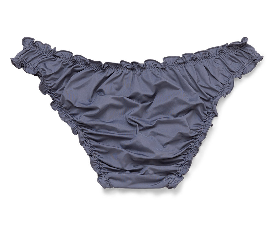 Eine graue Damenbadehose mit Rüschen liegt auf einem weißen Hintergrund.