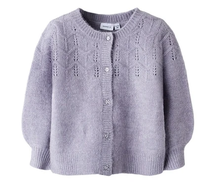 Lila NAME IT Kinder-Strickjacke mit fünf Knöpfen und Lochmuster.