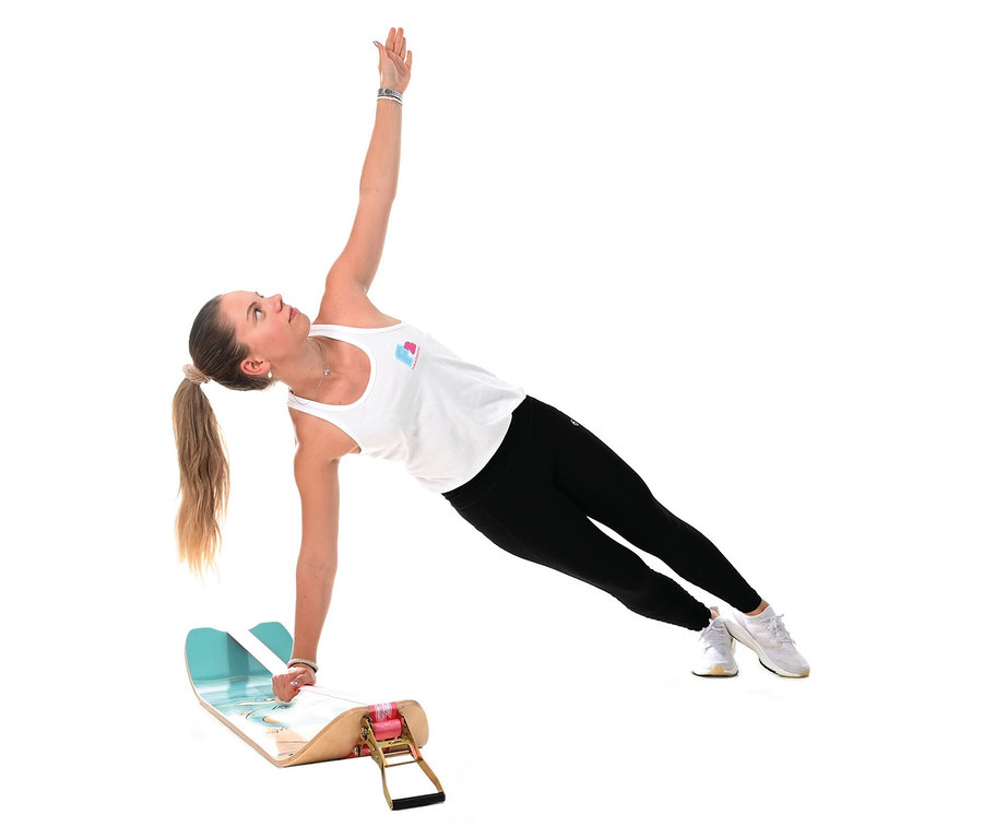 Frau macht seitliches Plank auf F2 Surfline Board Slackline.