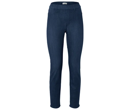 Dunkelblaue, lange Jeanshose vor weißem Hintergrund.