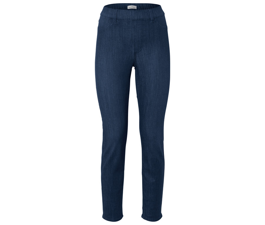 Dunkelblaue, lange Jeanshose vor weißem Hintergrund.