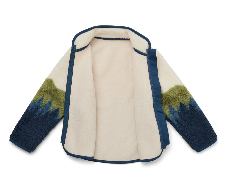 Offene Fleecejacke in Weiß mit blau-grünem Bergmuster an den Ärmeln und marineblauen Akzenten.