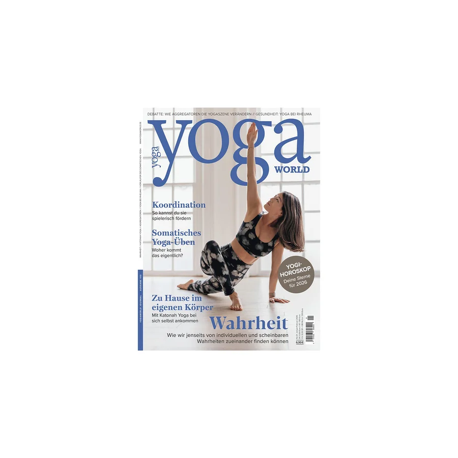 Cover von Yoga World zeigt Frau in Yoga-Pose, bekleidet mit Sport-BH und Leggings mit Blumenmuster.