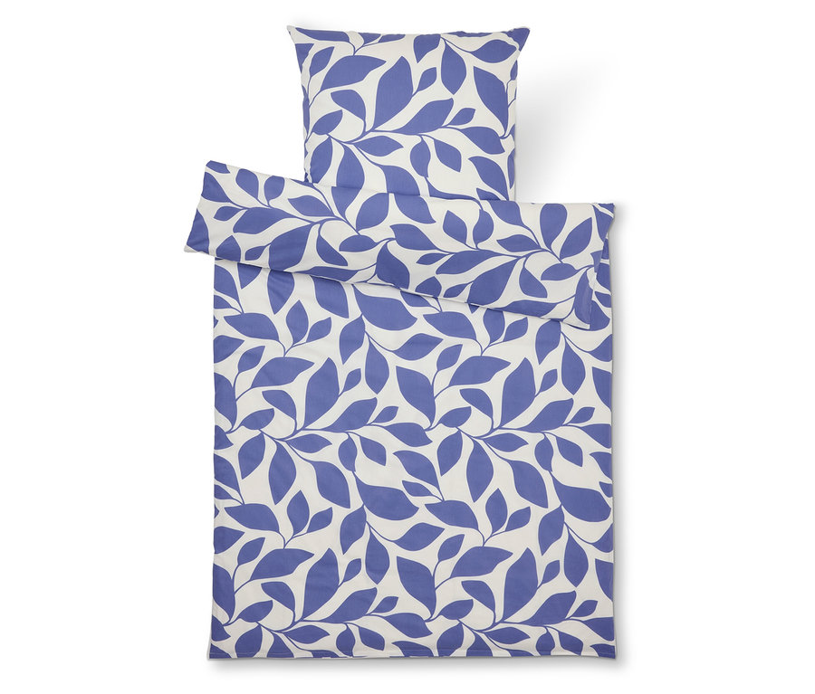 Bettwäsche-Set mit blauem Blätterdruck auf weißem Grund, bestehend aus einem Kissenbezug und einem Bettbezug.