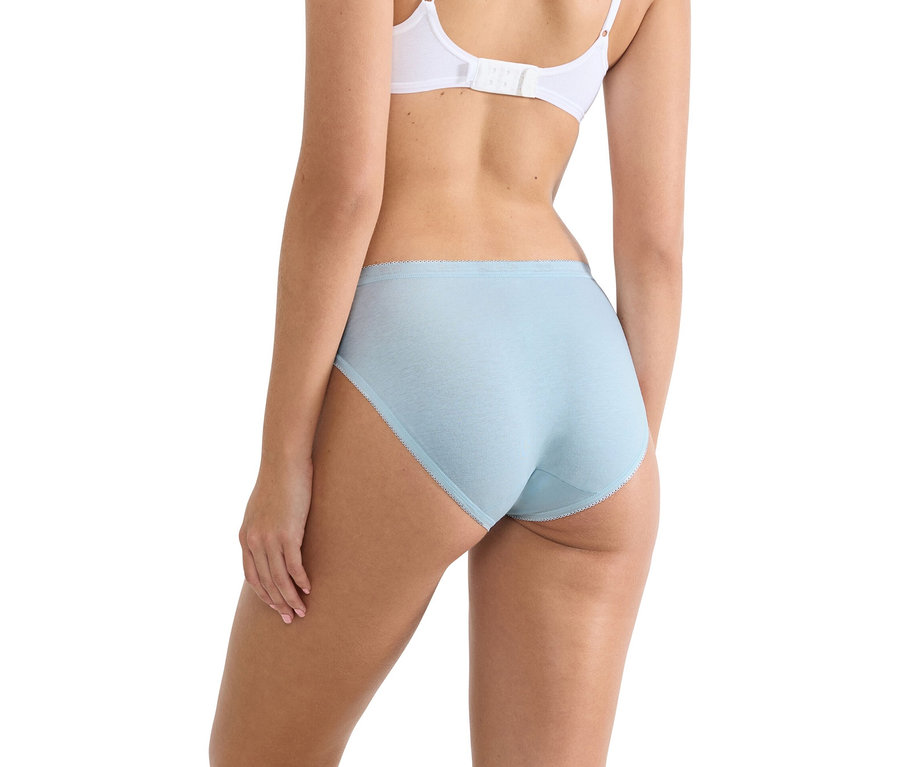 Nahaufnahme der Rückseite einer Frau, die einen weißen BH und hellblaue Baumwollslips mit Spitzenbesatz trägt.