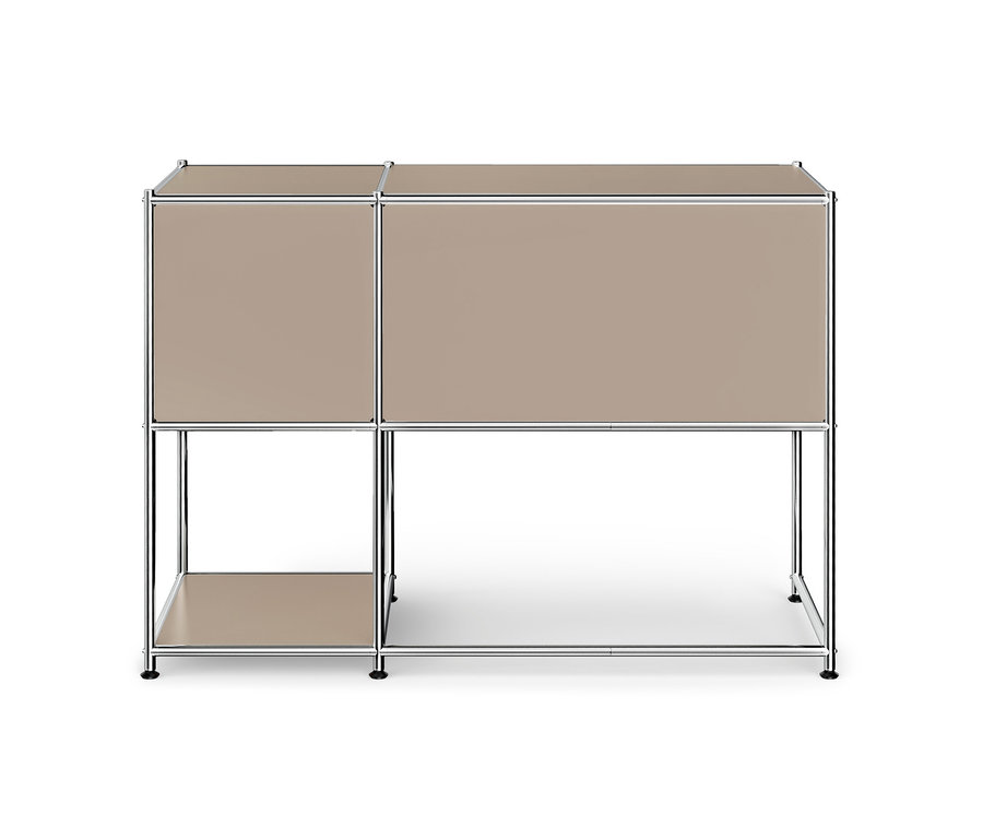 Beiges modulares Möbelstück mit Chromrahmen, bestehend aus zwei oberen Fächern und einem offenen Regal unten links.