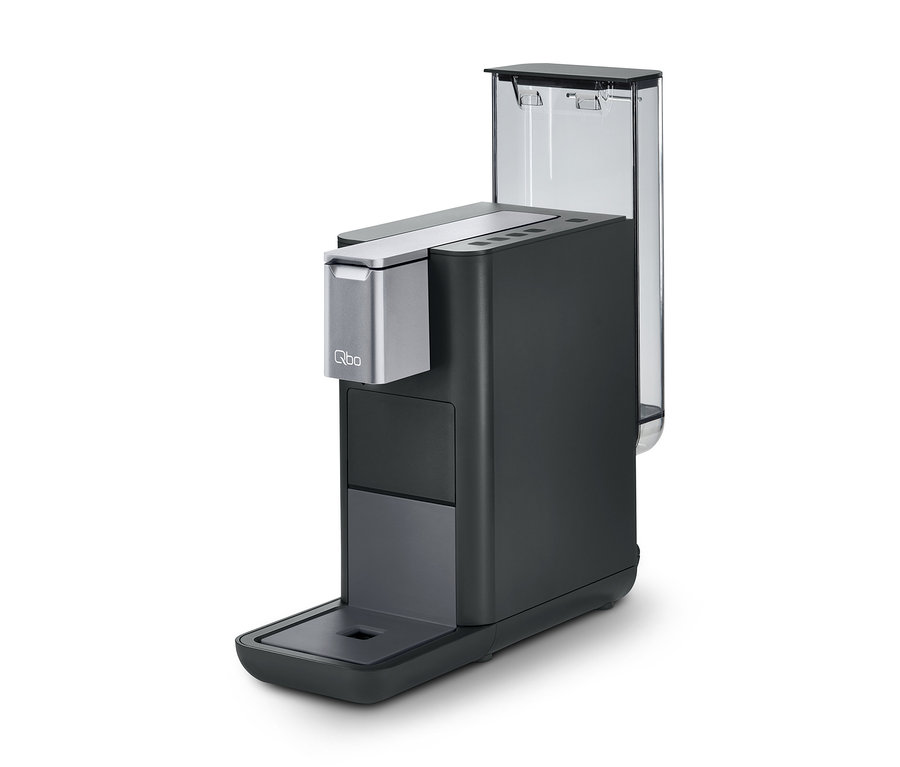 Eine schwarze Qbo ESSENTIAL Dark Stone Kaffeemaschine vor einem weißen Hintergrund.