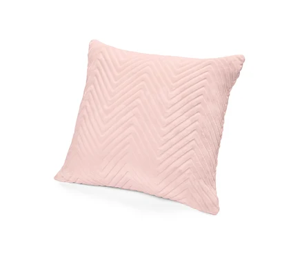 Ein rosa Dekokissen mit Fischgrätenmuster auf weißem Hintergrund.