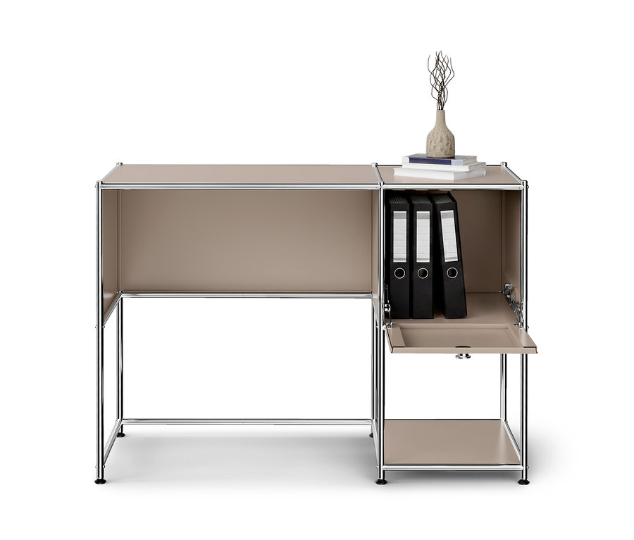 Beiges modulares Regal mit Chromrahmen, links ein offener Schreibtischbereich, rechts Fächer mit drei schwarzen Ordnern, einer geöffneten Klappe und Büchern mit Vase oben.