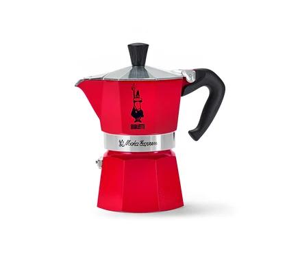 Roter Bialetti Moka Express, 130 ml, auf einem weißen Hintergrund.