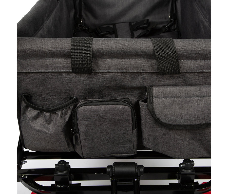 Detailansicht eines grauen Bollerwagens mit Dach und Regencover von small foot mit Taschen.