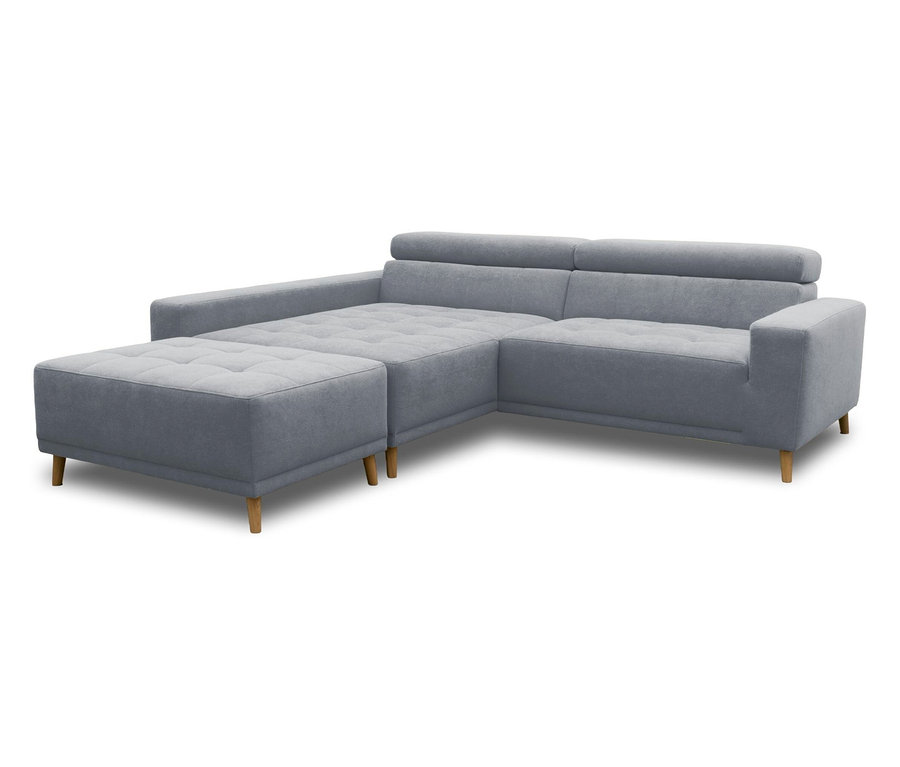 Graues Ecksofa mit einem angebauten Ottoman, getufteten Sitzen, verstellbaren Kopfstützen und hellen Holzbeinen.