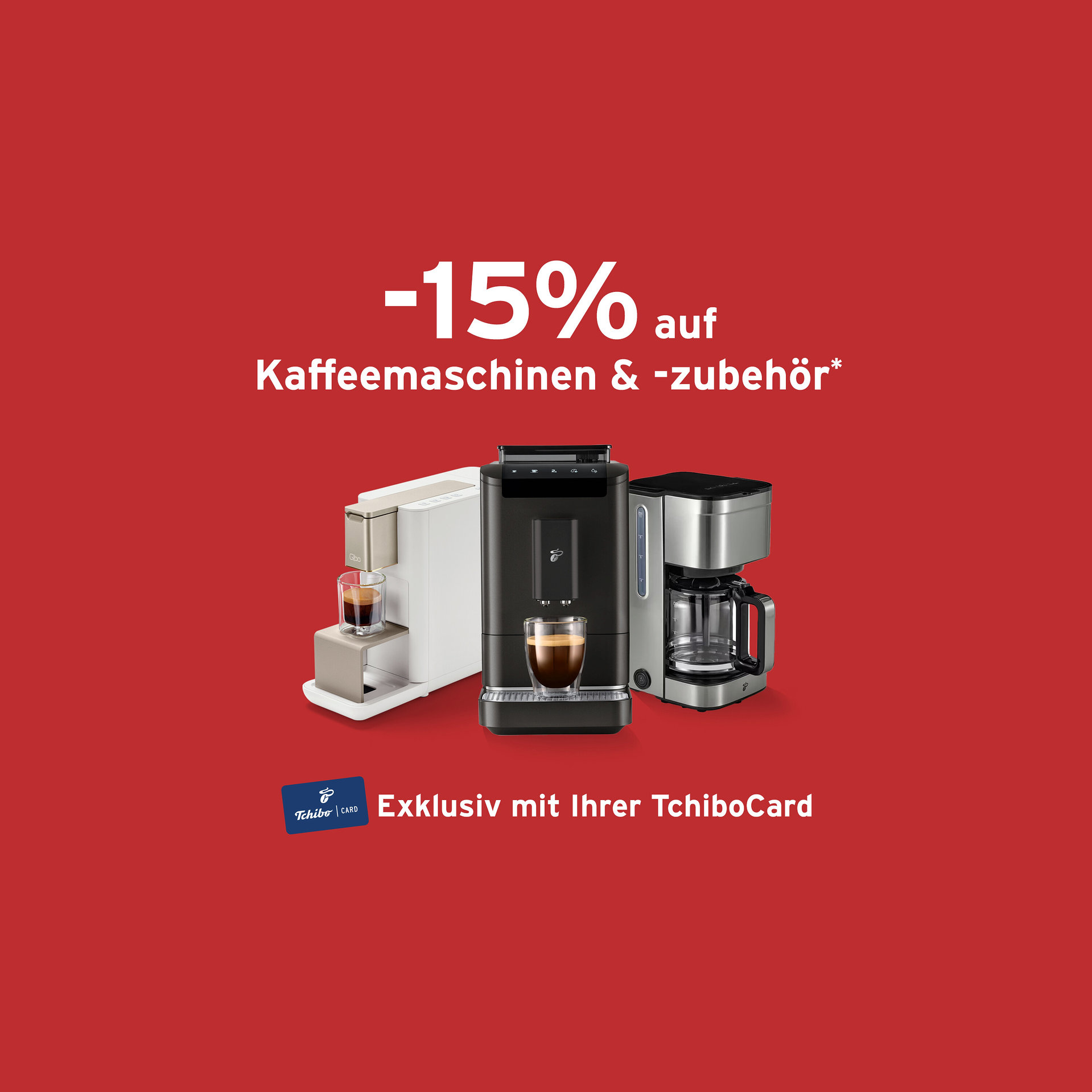 Drei Kaffeemaschinen auf rotem Hintergrund: eine weiße Kapselmaschine, eine schwarze Kaffeemaschine und eine silberne Filterkaffeemaschine.