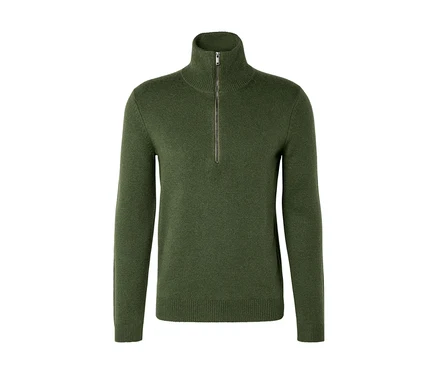 Grüner Strickpullover mit Stehkragen und halbem Reißverschluss.