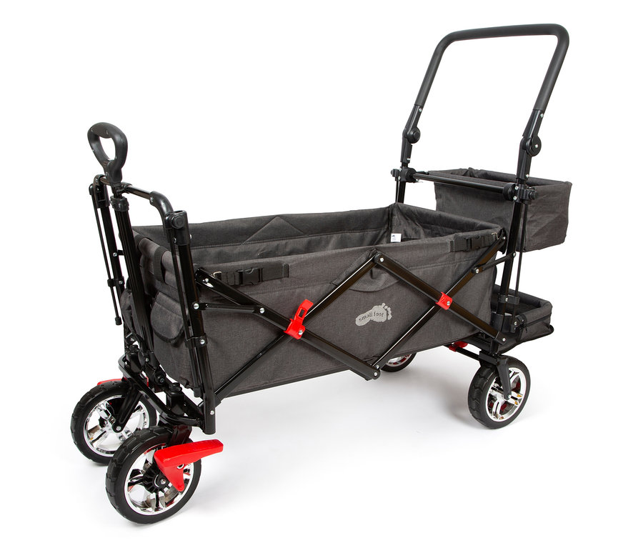 Ein small foot Bollerwagen mit Dach und Regencover, mit schwarzem Gestell, grauem Stoff und roten Akzenten.