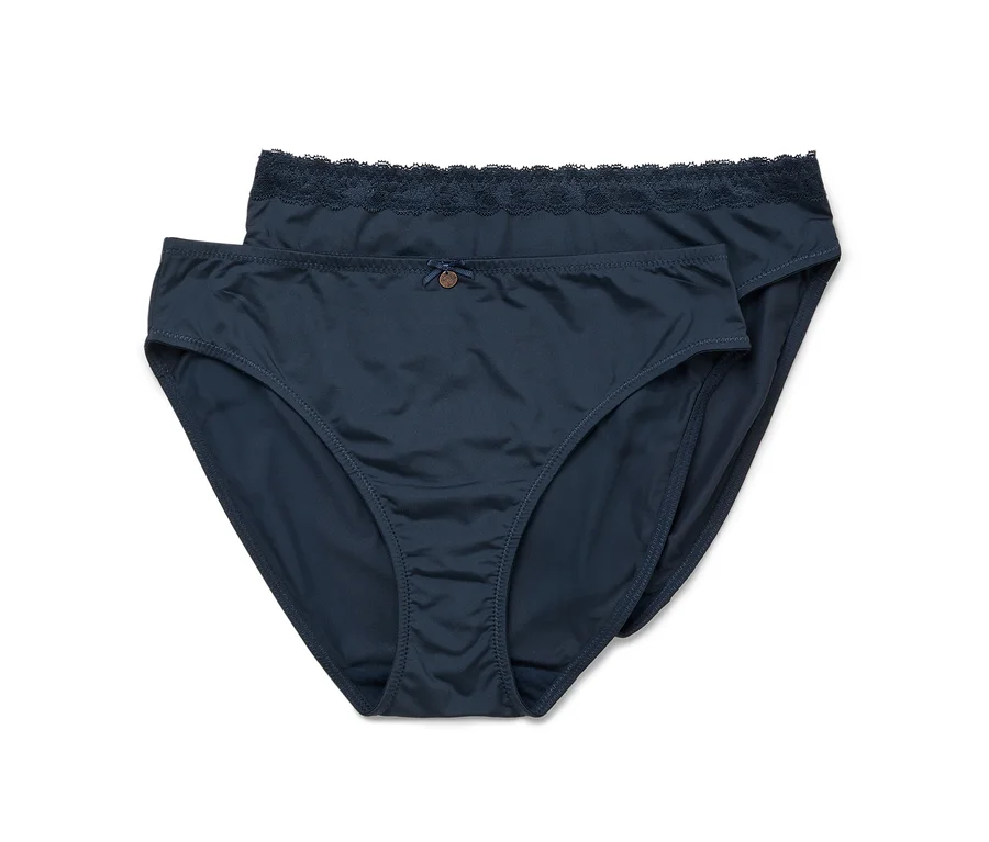 Zwei marineblaue Damenslips liegen übereinander, der obere Slip hat eine Spitzenborte.