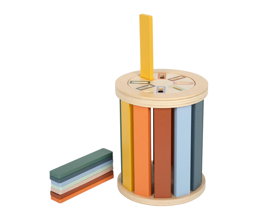 small foot Montessori-Bundle 2: Zylindrisches Holz-Steckspiel mit farbigen Bausteinen; ein gelber Baustein steckt im Deckel, weitere liegen daneben.