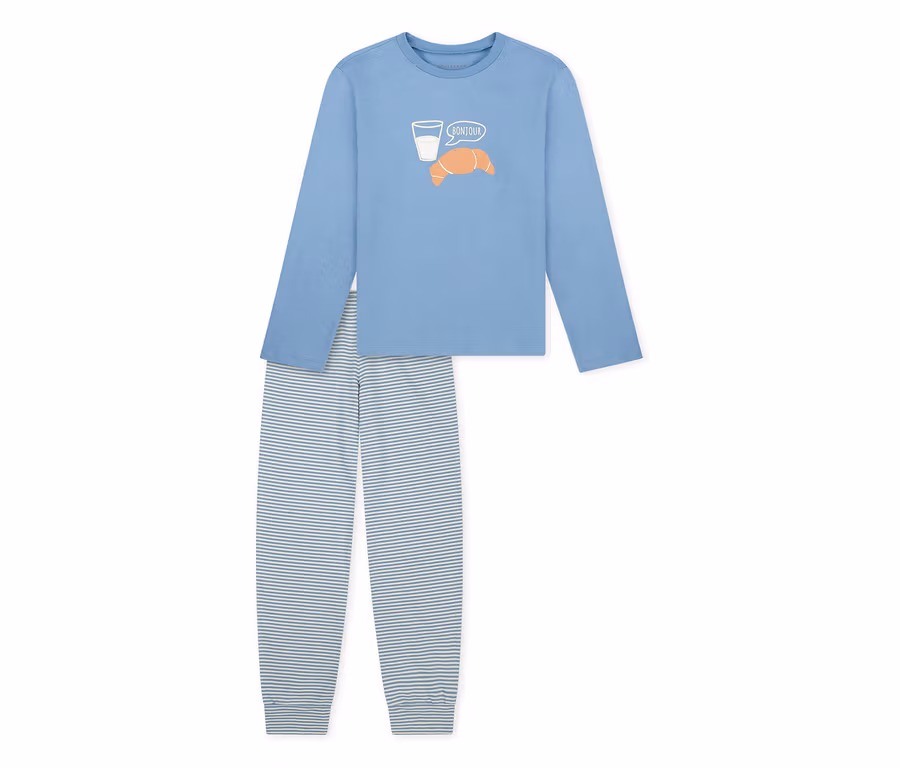 Hellblauer SCHIESSER Kinder-Pyjama mit Langarmshirt und gestreifter Hose. Das Shirt zeigt ein Glas Milch, ein Croissant und "BONJOUR".