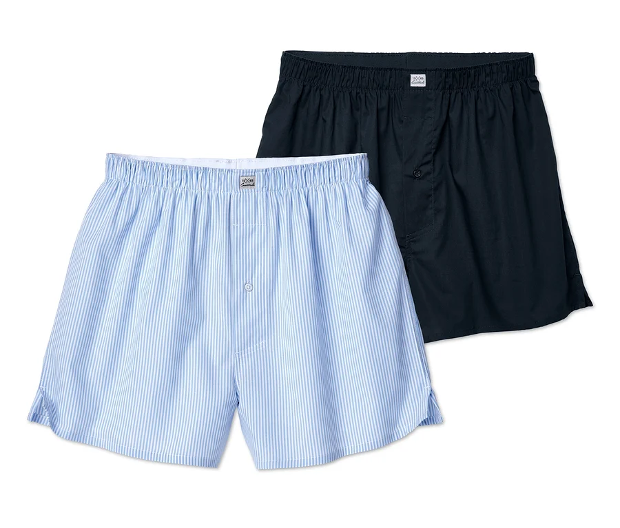 Zwei Web-Boxershorts, eine blau gestreift, die andere dunkelblau.
