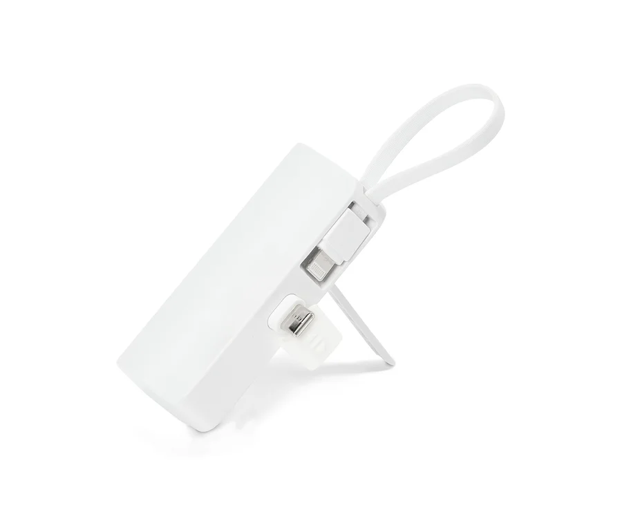 Weißes Handy-Ladegerät mit Schlaufe und Stecker auf weißem Hintergrund.