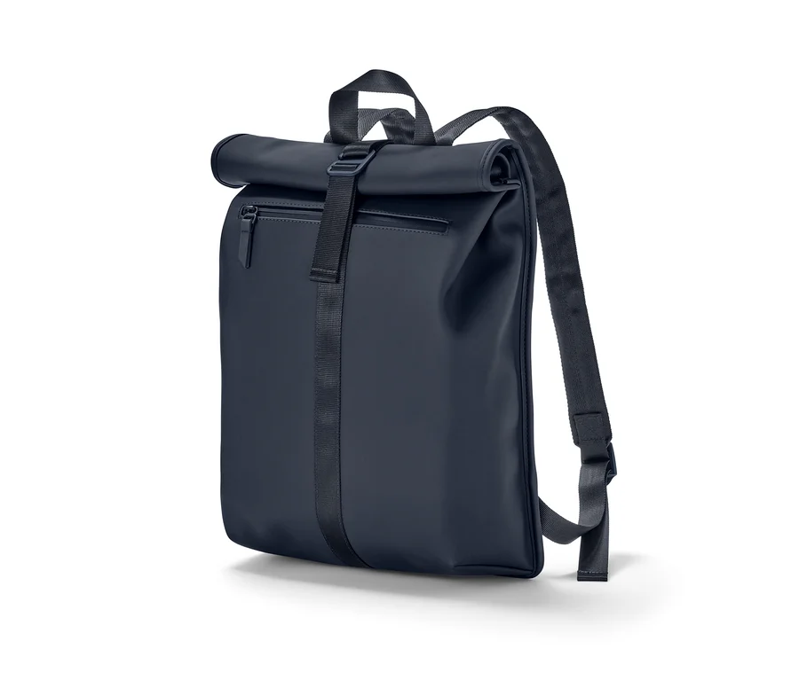 Ein blauer Regenrucksack, zusammengerollt auf einem weißen Hintergrund.
