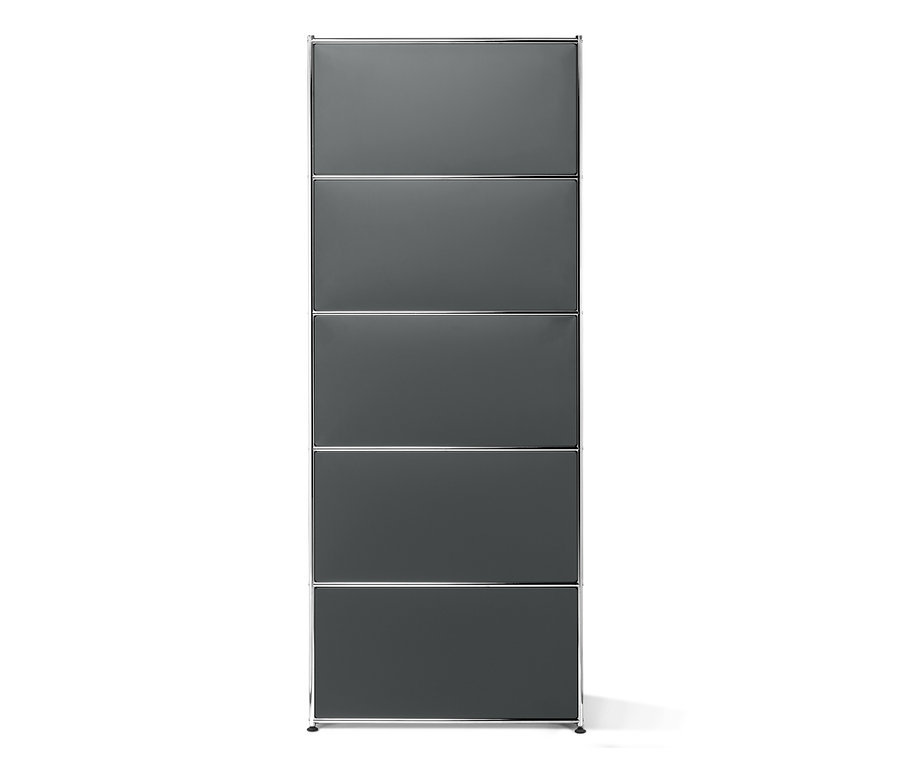 Ein hohes, graues Metallregal mit fünf Fächern und Klappfach.