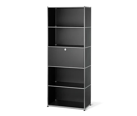Ein hohes schwarzes Metallregal mit einem versetzbaren Klappfach.