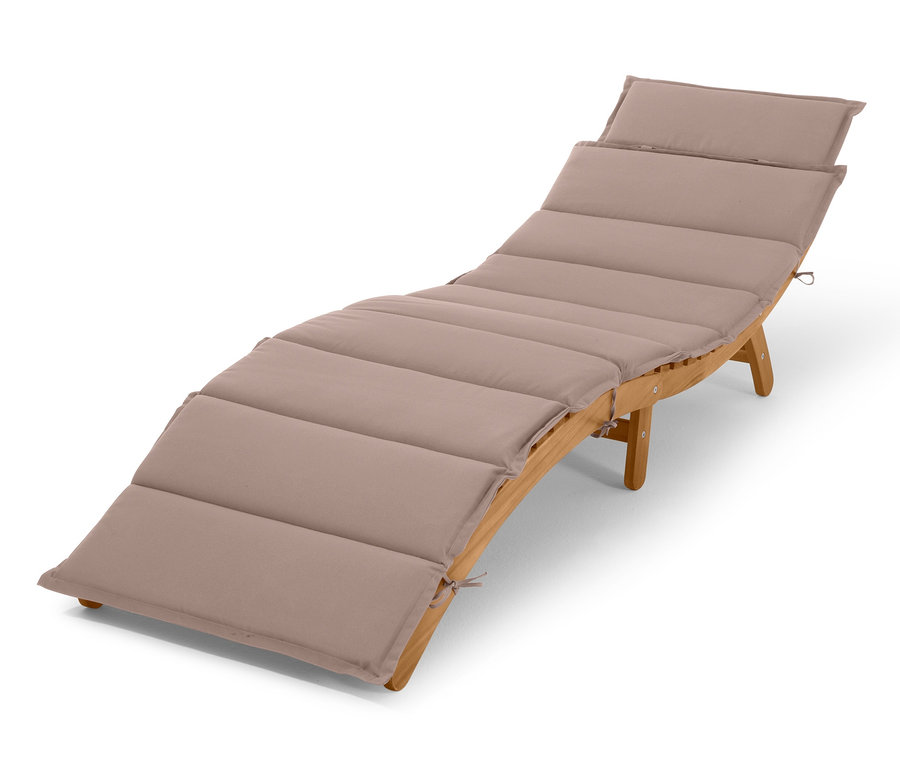 Eine klappbare Gartenliege mit beige Polsterung.